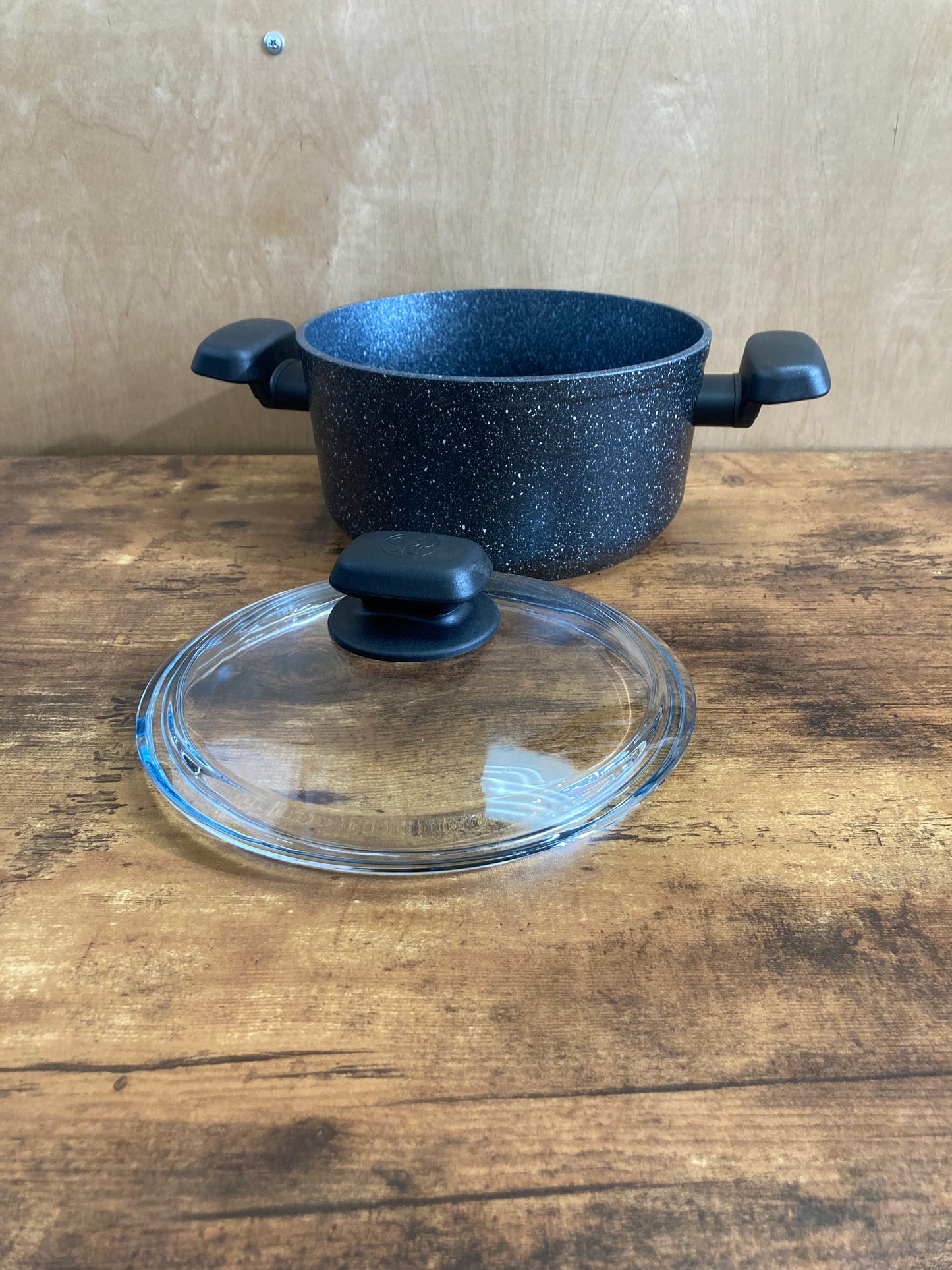 Cookware nonstock 3Qt bottom induction glass cover.