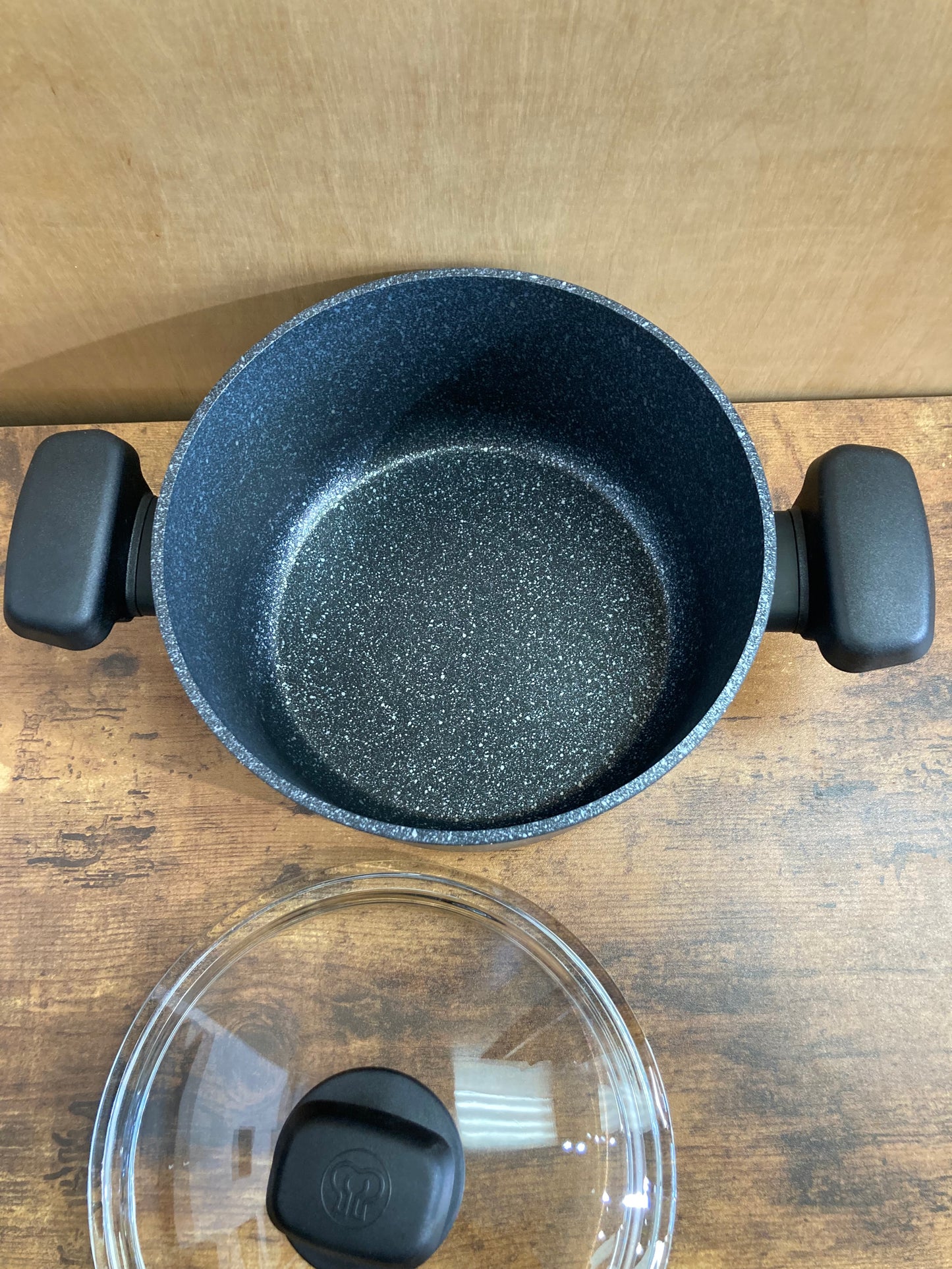 Cookware nonstock 3Qt bottom induction glass cover.