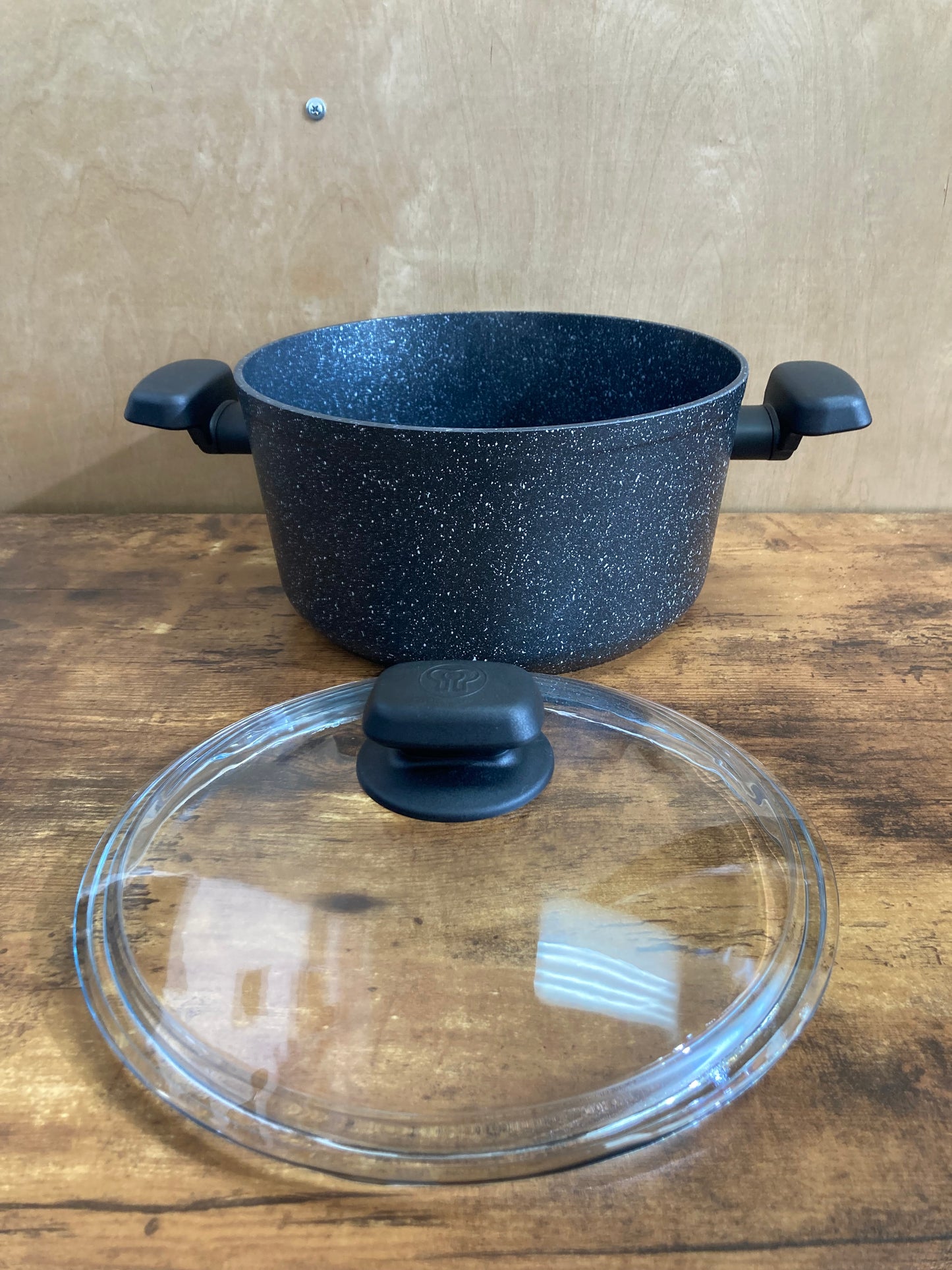 Cookware nonstock 5Qt bottom induction pot with glass cover.