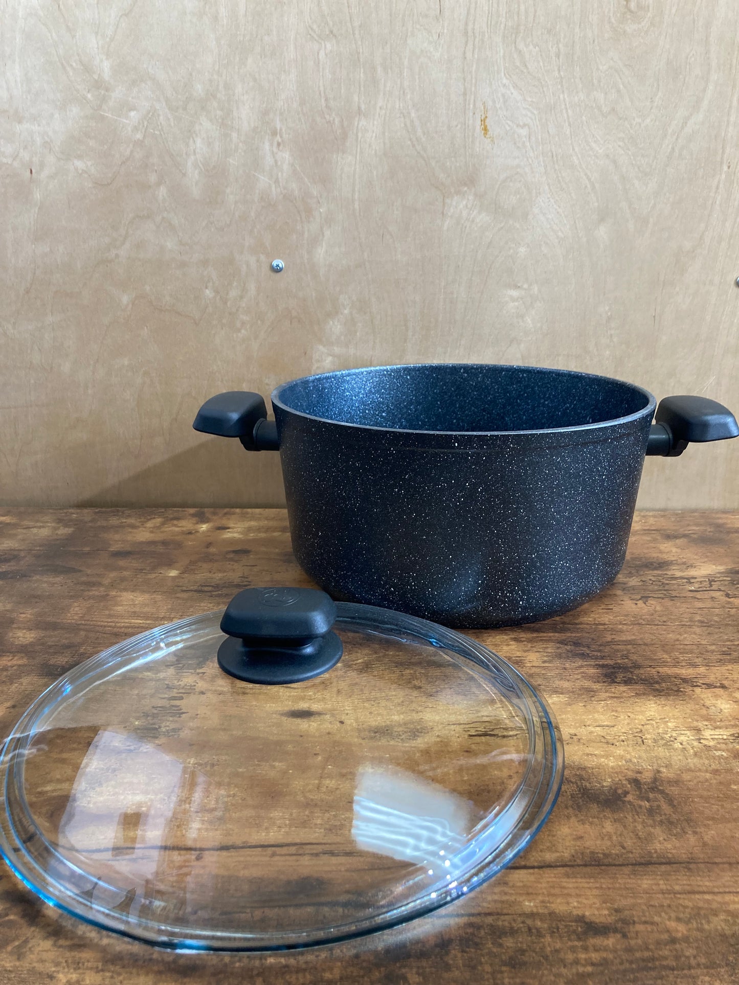 Cookware nonstock 10Qt bottom induction pot with glass cover.