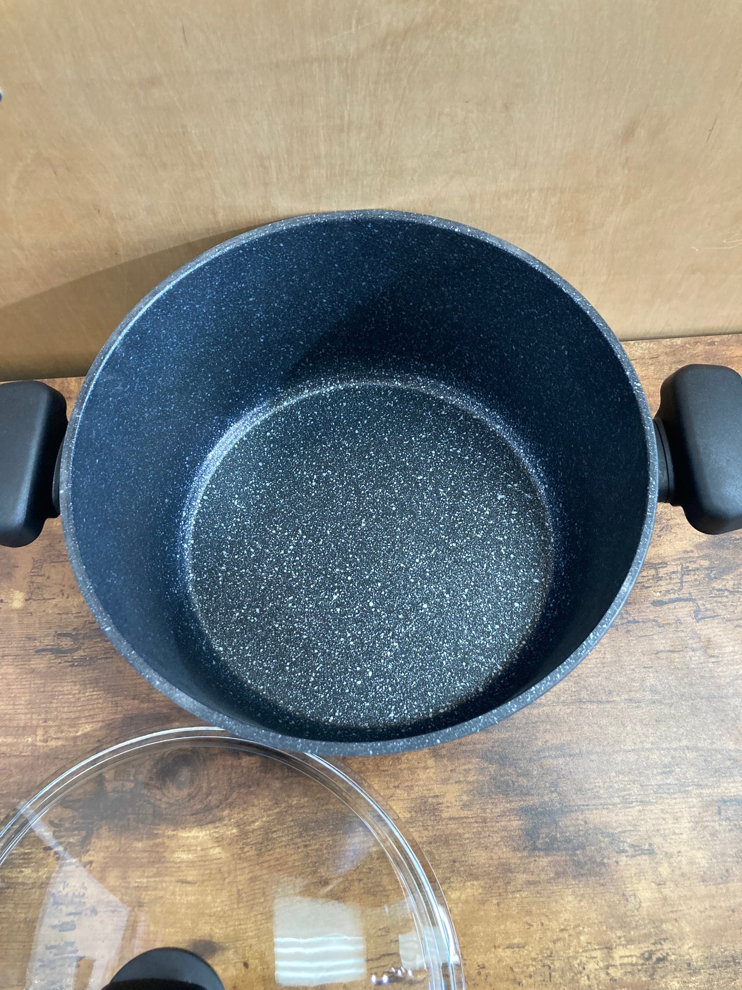 Cookware nonstock 10Qt bottom induction pot with glass cover.