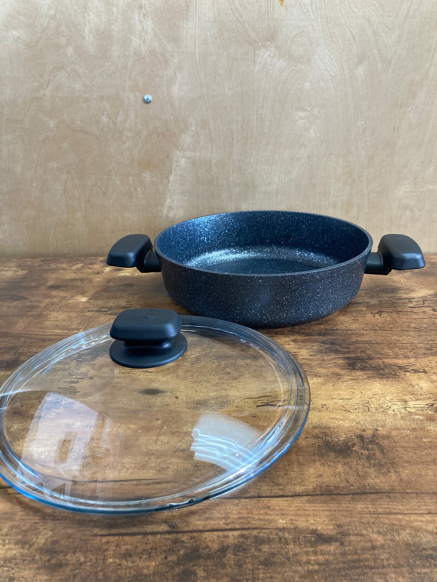 Cookware nonstock 10 inch low pot bottom induction pot with glass cover.