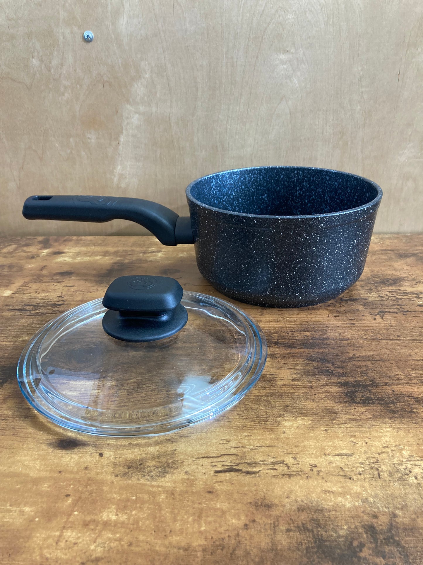 Cookware nonstock sauce pan pot 2.1 QT , bottom induction pot with glass cover.