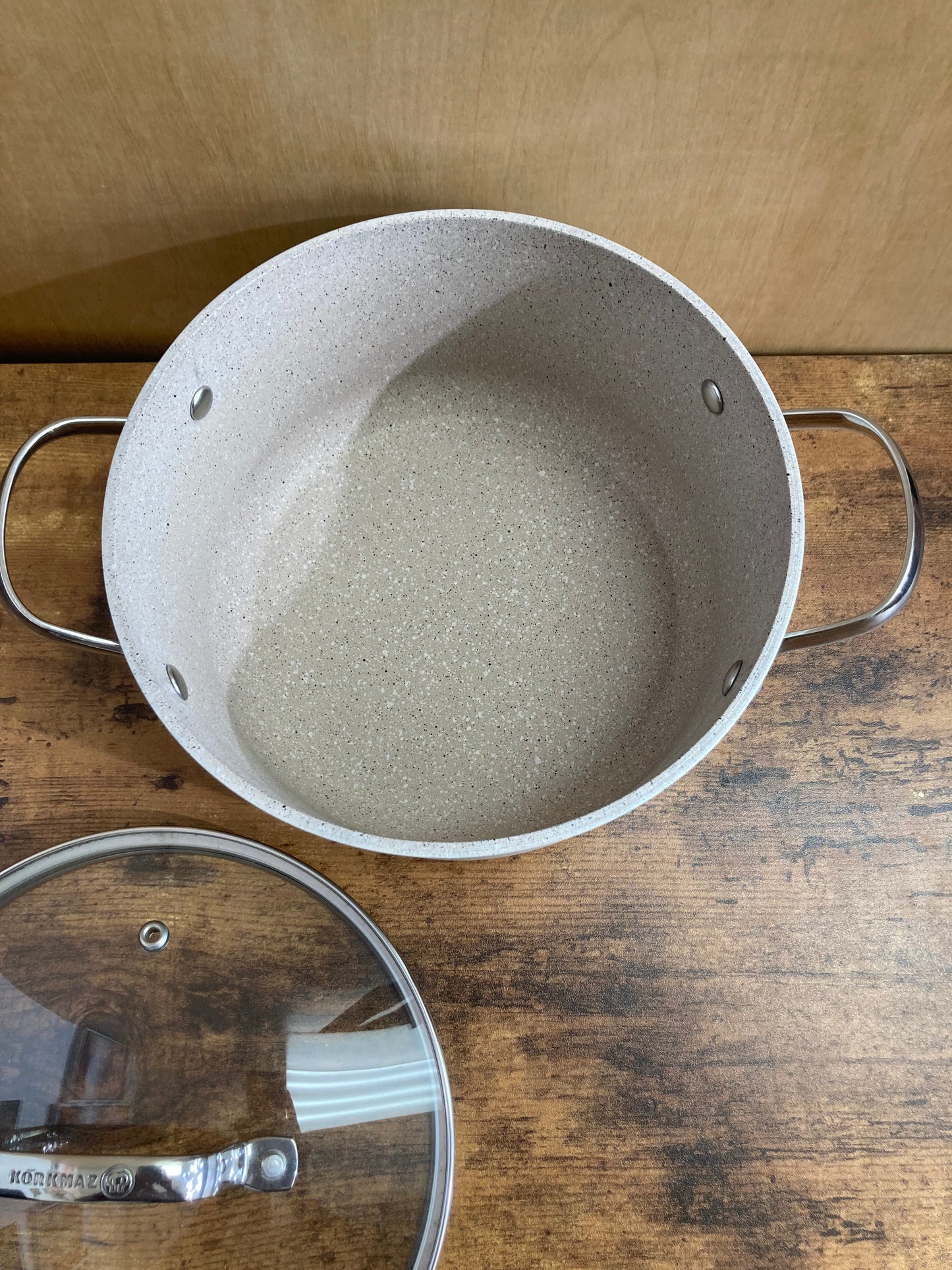Cookware nonstock 3.1 QT bottom induction pot granite pattern with glass cover.