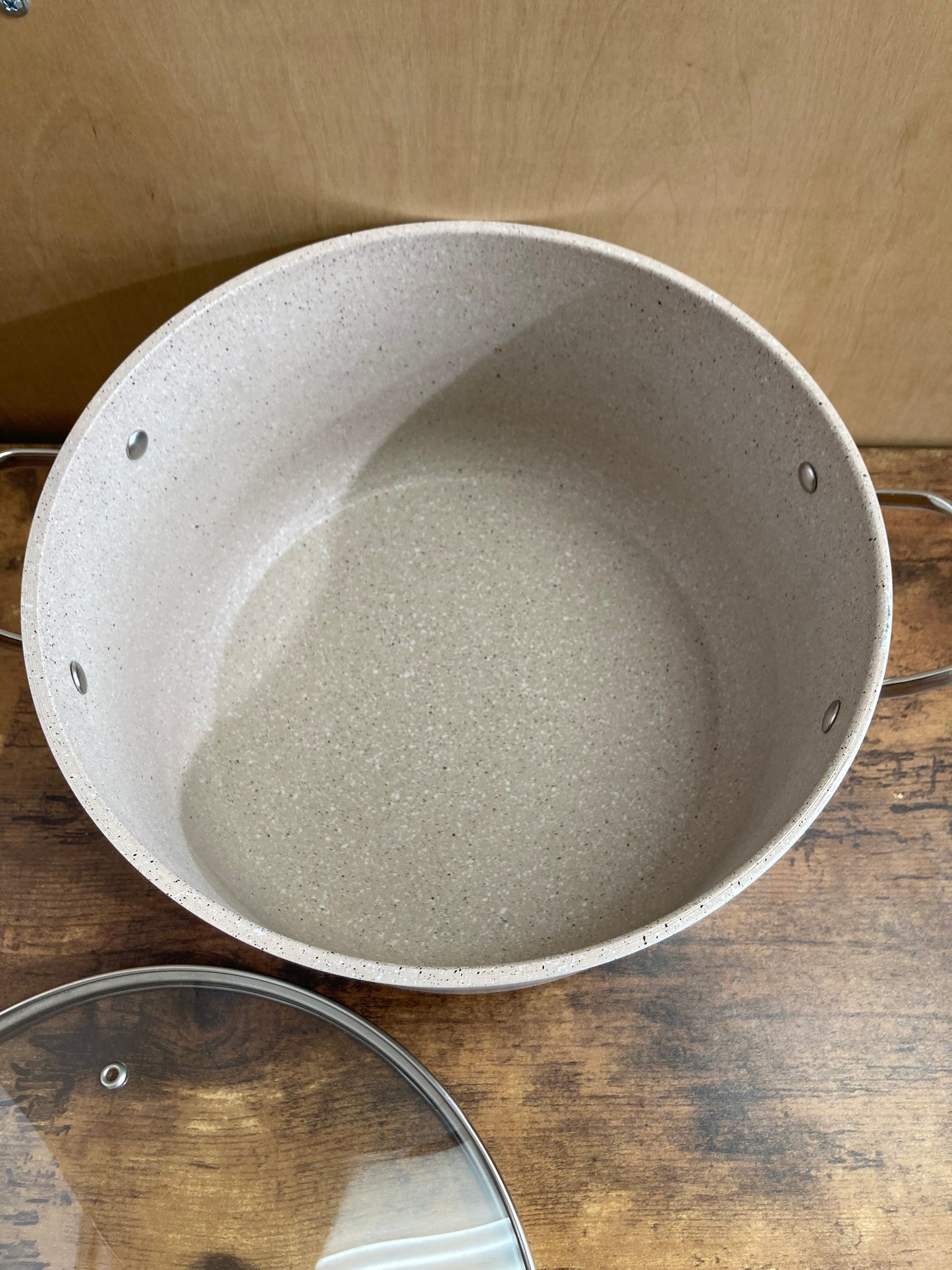 Cookware nonstock 8.5 QT bottom induction pot granite pattern with glass cover.