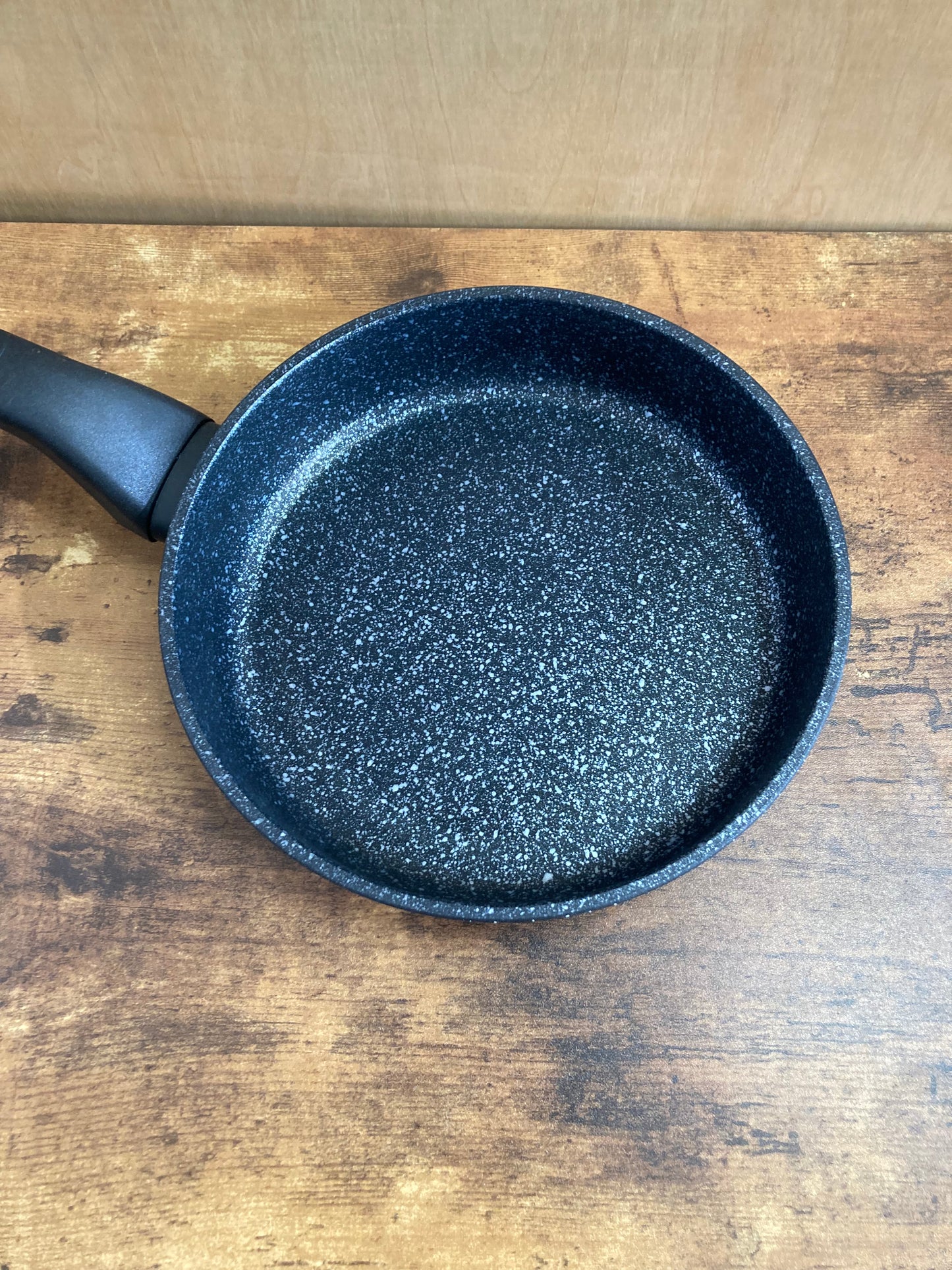 Cookware nonstock frypan 8 inch , bottom induction pot marble pattern .