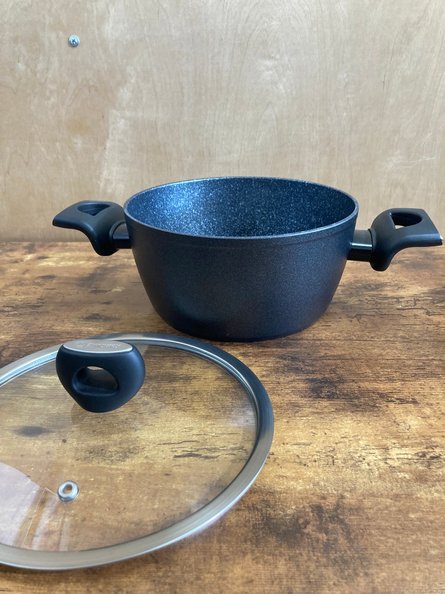 Cookware nonstock 3 QT bottom induction pot with glass cover. marble pattern.