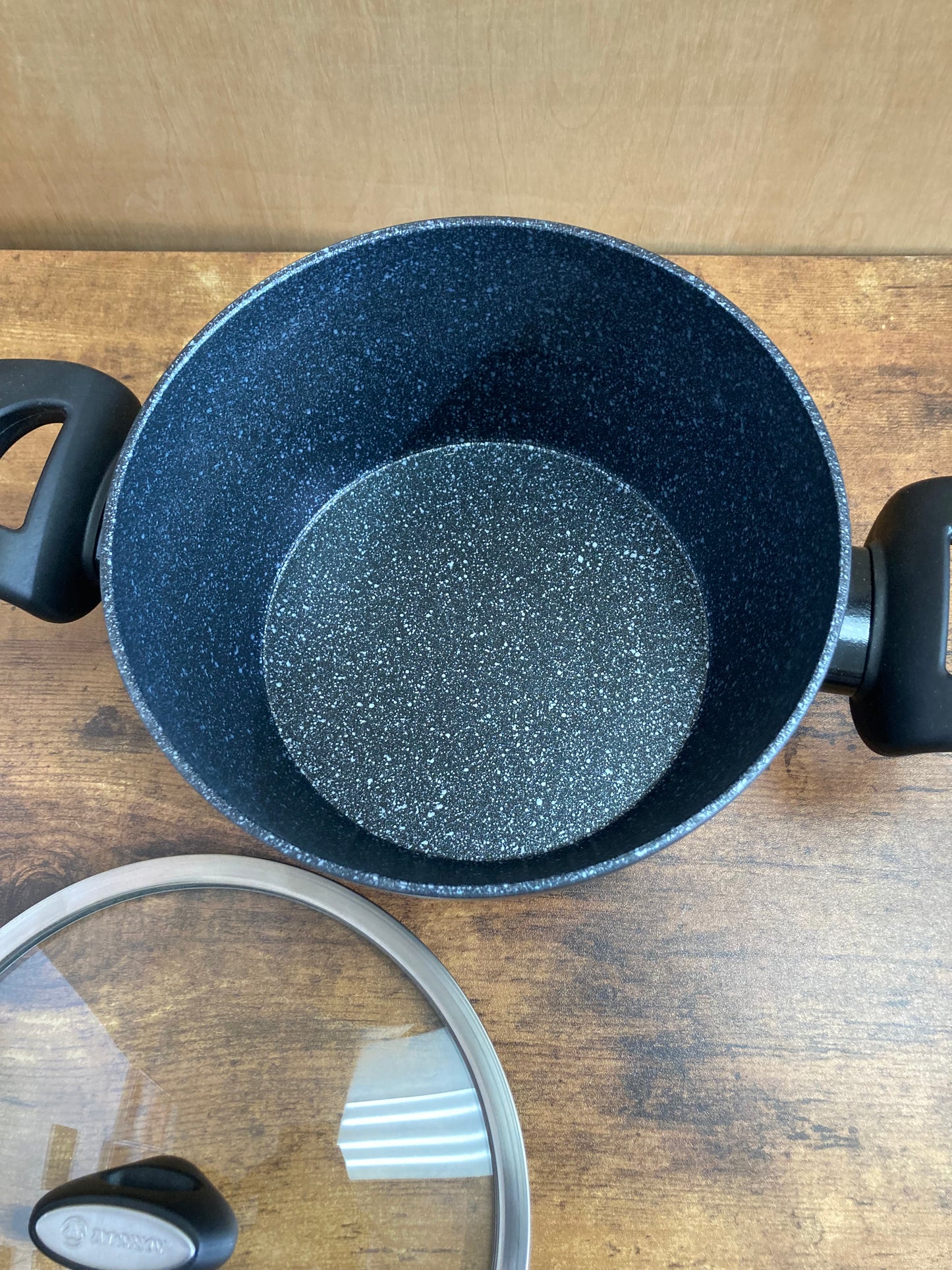 Cookware nonstock 3 QT bottom induction pot with glass cover. marble pattern.