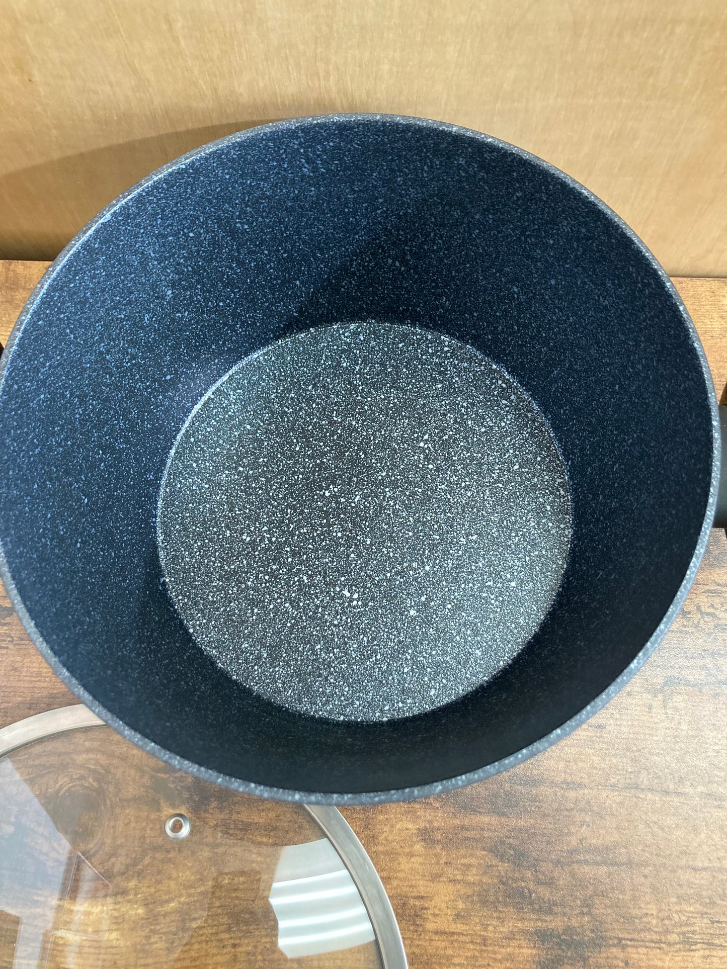 Cookware nonstock 5 QT bottom induction pot with glass cover. marble pattern.