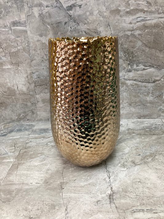 Flower vase hammer pattern gold color .Made of ceramic elegant and classy home decor.