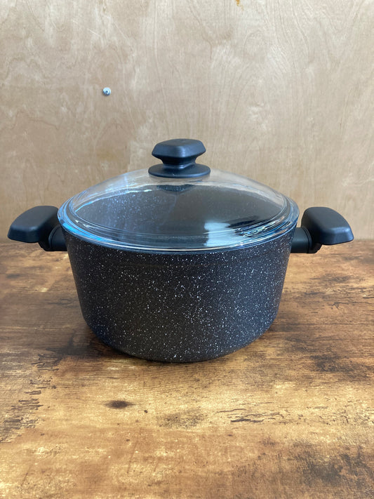 Cookware nonstock 5Qt bottom induction pot with glass cover.