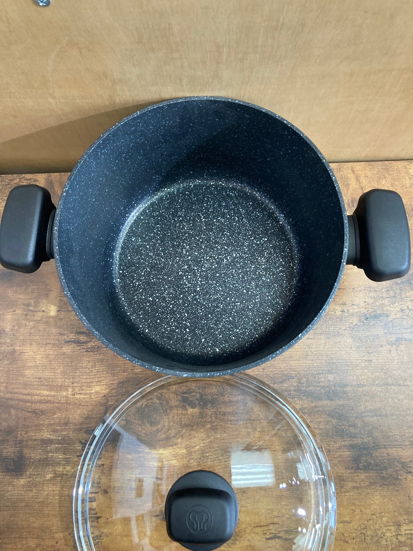 Cookware nonstock 5Qt bottom induction pot with glass cover.