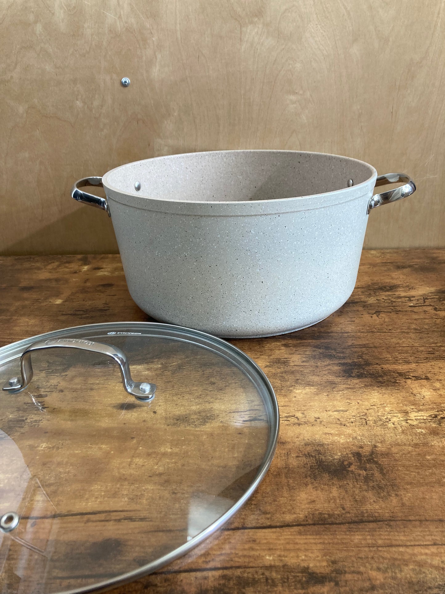 Cookware nonstock 8.5 QT bottom induction pot granite pattern with glass cover.